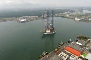 An aerial view shows a new KFELS B Class jackup rig acquired by state-owned petroleum giant Pemex during the 77th anniversary of the nationalization of Mexico's oil at the port of Dos Bocas in the Mexican state of Tabasco in this March 18, 2015 picture provided by the Presidency of Mexico. REUTERS/Presidency of Mexico/Handout via Reuters (MEXICO - Tags: POLITICS ENERGY BUSINESS ANNIVERSARY)  ATTENTION EDITORS - THIS PICTURE WAS PROVIDED BY A THIRD PARTY. REUTERS IS UNABLE TO INDEPENDENTLY VERIFY THE AUTHENTICITY, CONTENT, LOCATION OR DATE OF THIS IMAGE. FOR EDITORIAL USE ONLY. NOT FOR SALE FOR MARKETING OR ADVERTISING CAMPAIGNS. THIS PICTURE IS DISTRIBUTED EXACTLY AS RECEIVED BY REUTERS, AS A SERVICE TO CLIENTS - RTR4TYC9