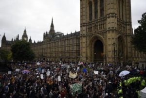 Demonstrators gather outside the Houses of Parliament during a protest aimed at showing London's solidarity with the European Union following the recent EU referendum, in central London, Britain June 28, 2016. REUTERS/Dylan Martinez