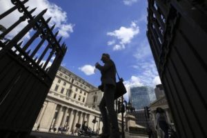 Pedestrians walk past the Bank of England in the City of London, Britain June 28, 2016.  REUTERS/Paul Hackett