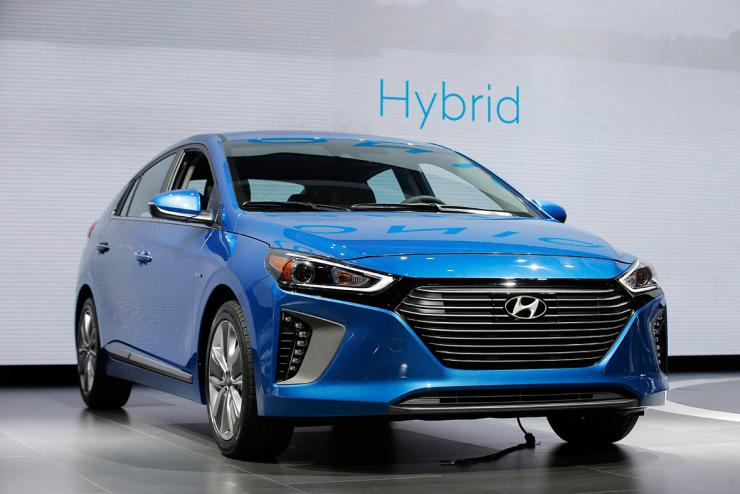 Hyundai IONIQ anticipa il futuro: elettrica, ibrida e plug-in