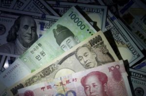Banconote di diverse valute. REUTERS/Kim Hong-Ji//Illustration/File photo
