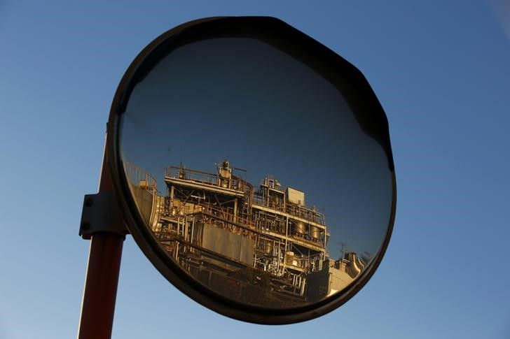 Oil stable on expected OPEC cut extension, drop in U.S. inventories Oil stable on expected OPEC cut extension, drop in U.S. inventories