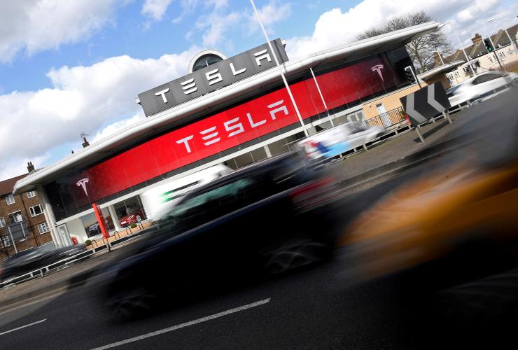 Tesla è come Apple, anzi, è meglio di Apple Tesla è come Apple, anzi, è meglio di Apple