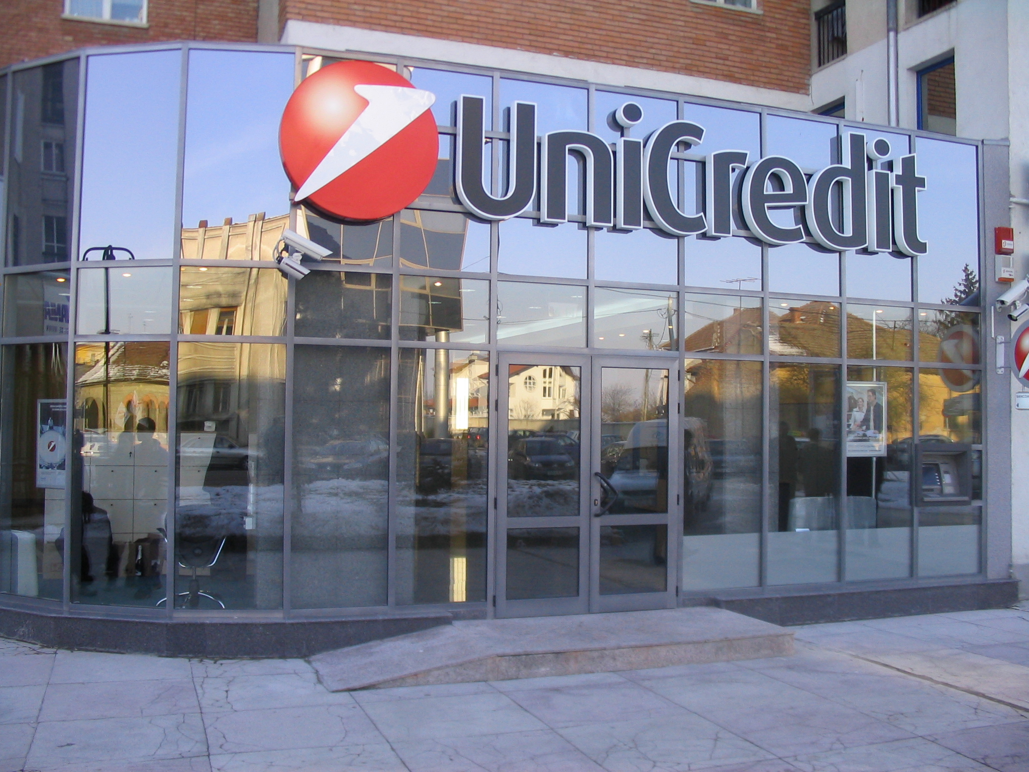 UniCredit $21 Billion Bad-Loan Sale Draws ECB Scrutiny