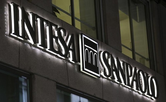 Intesa Sanpaolo tratta con Intrum la vendita di npl