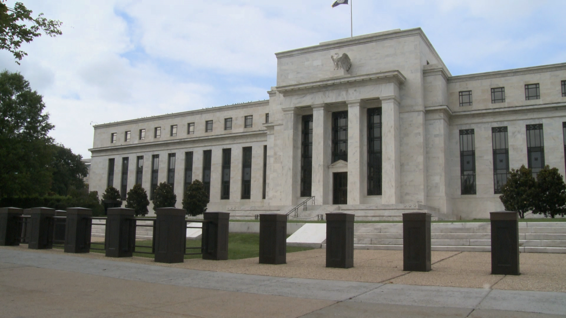 Fed orders Wells Fargo to halt growth over compliance issues Fed orders Wells Fargo to halt growth over compliance issues