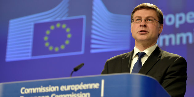 Dombrovskis: “Otto anni per coprire le nuove sofferenze”