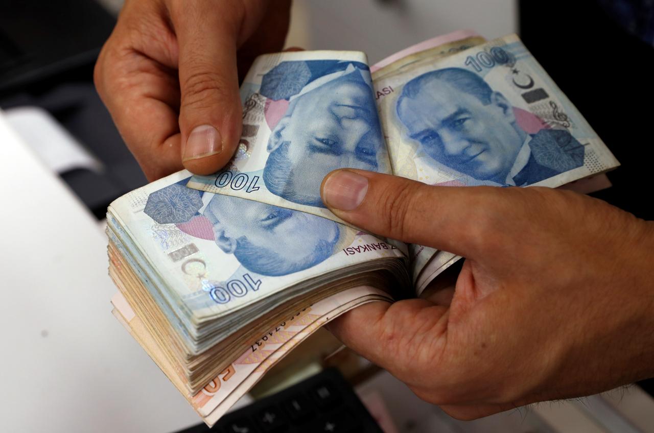 Turkish lira sinks to new historic low as US sanctions against Iran cause further fears