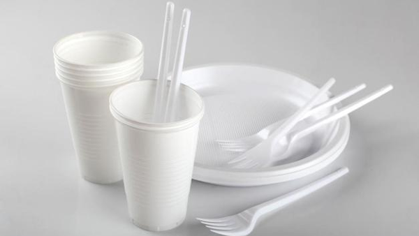 Sostenibilità ambientale: il parlamento inglese mette al bando la plastica monouso