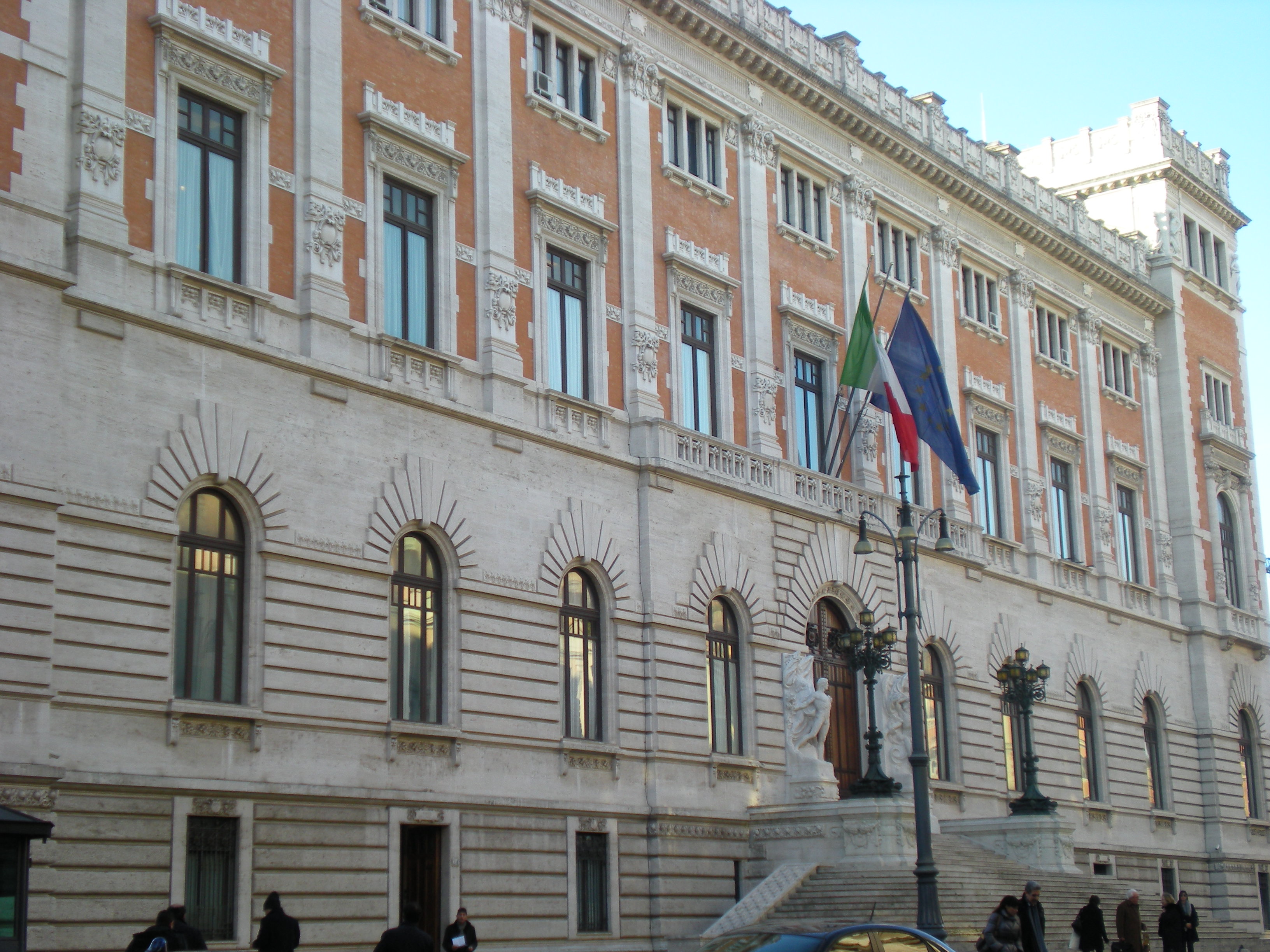 La finanza premia politiche costruttive La finanza premia politiche costruttive