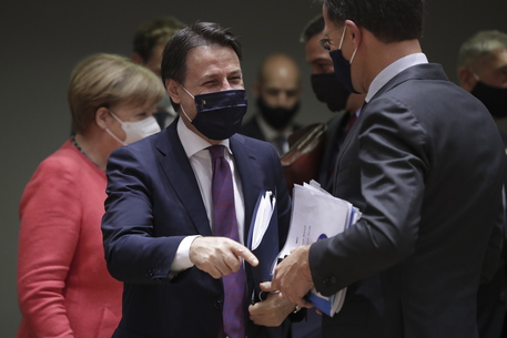 Vertice Ue, Paesi frugali propongono 350 mld aiuti e 350 prestiti. È braccio di ferro sui sussidi Vertice Ue, Paesi frugali propongono 350 mld aiuti e 350 prestiti. È braccio di ferro sui sussidi