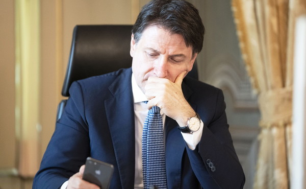 Giuseppe Conte, nelle banche la prova del fallimento: “Gli italiani preferiscono i conti al premier” Giuseppe Conte, nelle banche la prova del fallimento: “Gli italiani preferiscono i conti al premier”