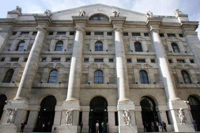 Borsa: Milano senza spunti, giù le banche