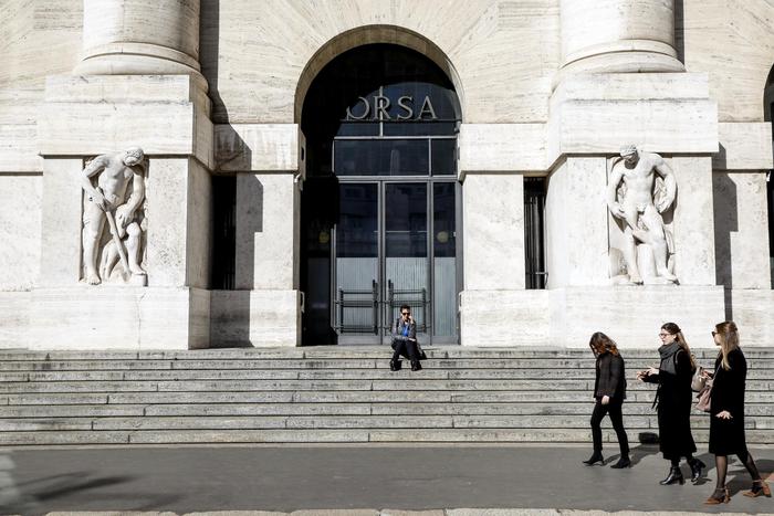 Borsa: Milano debole, tengono banche e auto, brilla Mediaset Borsa: Milano debole, tengono banche e auto, brilla Mediaset