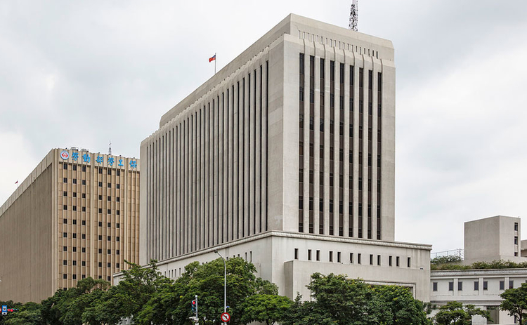 Taiwanese central bank asks for smaller dollar trades Taiwanese central bank asks for smaller dollar trades