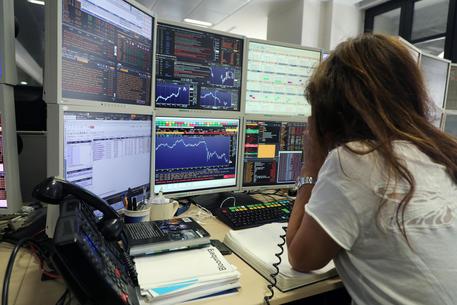 Borsa: Milano positiva con banche, scivola Atlantia Borsa: Milano positiva con banche, scivola Atlantia