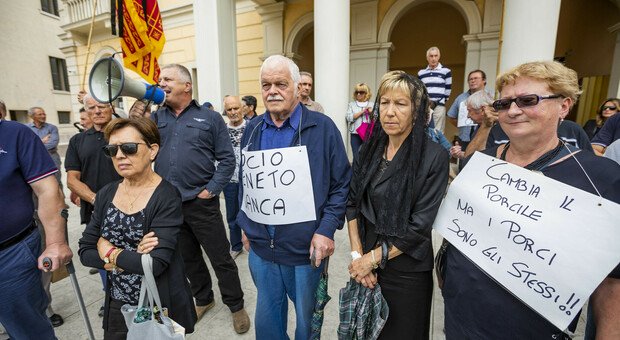 Banche, caos rimborsi: risarciti 3.300 risparmiatori su 144.000. «Così si va avanti 11 anni» Banche, caos rimborsi: risarciti 3.300 risparmiatori su 144.000. «Così si va avanti 11 anni»