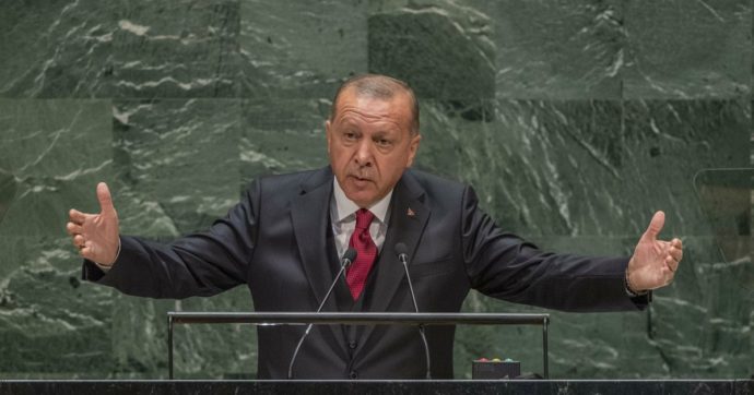 Turchia, si rompe il tabù, la banca centrale alza i tassi del 4,75%. Lira in deciso recupero sul dollaro Turchia, si rompe il tabù, la banca centrale alza i tassi del 4,75%. Lira in deciso recupero sul dollaro