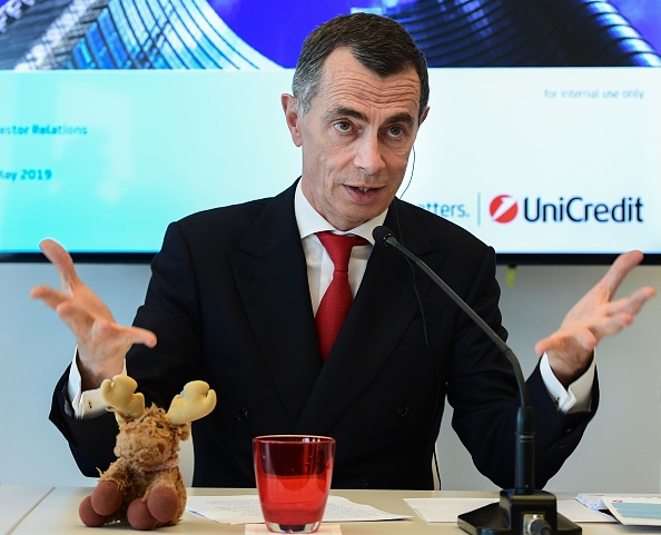 Risiko banche, Mps-UniCredit: il Tesoro insiste sulle nozze, ecco il piano per strappare il sì a Mustier. Sempre che Banco BPM non si metta di traverso Risiko banche, Mps-UniCredit: il Tesoro insiste sulle nozze, ecco il piano per strappare il sì a Mustier. Sempre che Banco BPM non si metta di traverso