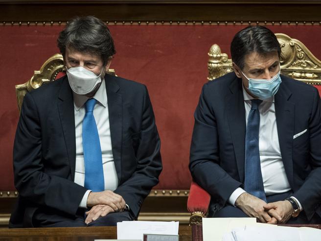 Crisi di governo, il piano di Conte: allargare la maggioranza, altrimenti si va a casa Crisi di governo, il piano di Conte: allargare la maggioranza, altrimenti si va a casa