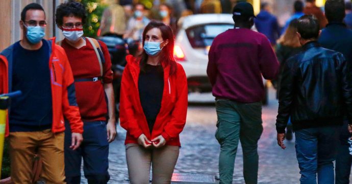 Nuove restrizioni anti-Covid in Italia: zona gialla il 7 e 8, arancione nel weekend. Vietato spostarsi tra Regioni | Le misure del governo Nuove restrizioni anti-Covid in Italia: zona gialla il 7 e 8, arancione nel weekend. Vietato spostarsi tra Regioni | Le misure del governo