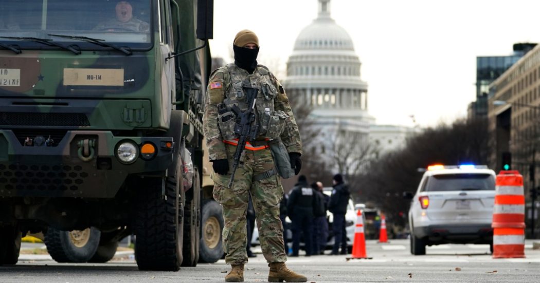 Inauguration Day, Washington barricata: Biden giura e l’America dà l’addio a Trump. La Guardia Nazionale nel mirino di Pentagono e Fbi Inauguration Day, Washington barricata: Biden giura e l’America dà l’addio a Trump. La Guardia Nazionale nel mirino di Pentagono e Fbi
