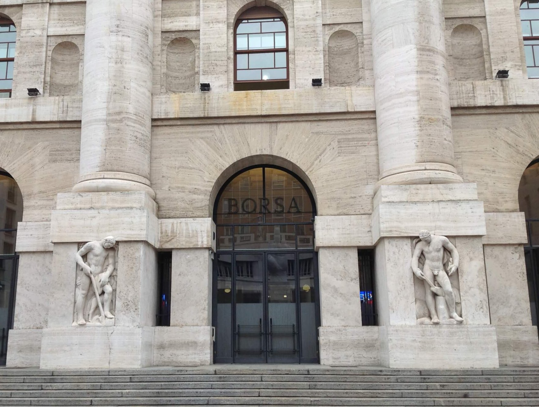 Avvio col segno più a Piazza Affari. Spread poco mosso a 106 punti Avvio col segno più a Piazza Affari. Spread poco mosso a 106 punti