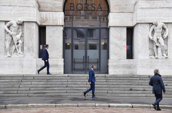 Borsa: Milano fiduciosa (+0,9%), bene le banche, giù Stm