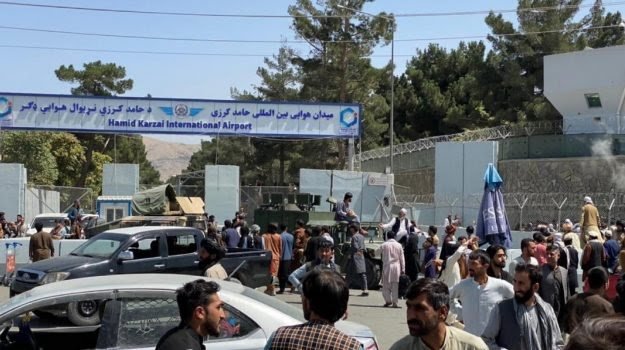 Afghanistan, attentato all’esterno dell’aeroporto di Kabul: almeno 13 morti