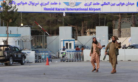 Talebani, ‘pieno controllo’ aeroporto quando Usa partiranno