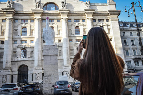 Borsa: Milano positiva (+0,9%), bene Stellantis e Unicredit