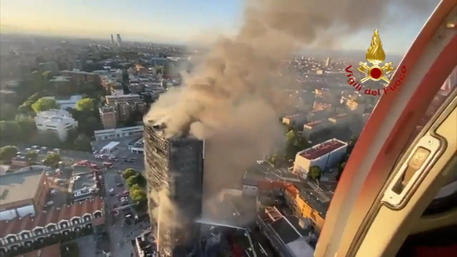 Incendio Milano: grattacielo ancora in fase di spegnimento Incendio Milano: grattacielo ancora in fase di spegnimento