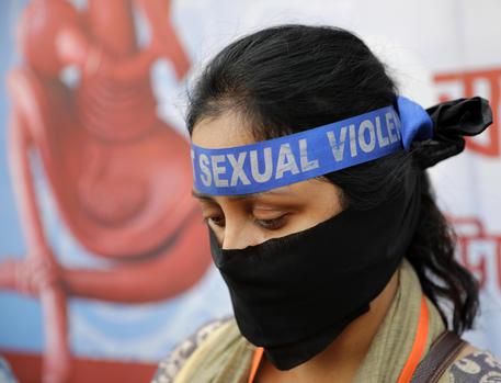 India, ragazza in fin di vita dopo stupro di gruppo