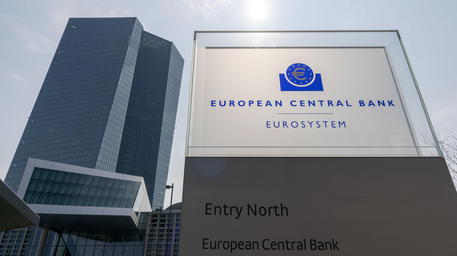 Bce: lascia i tassi fermi a zero