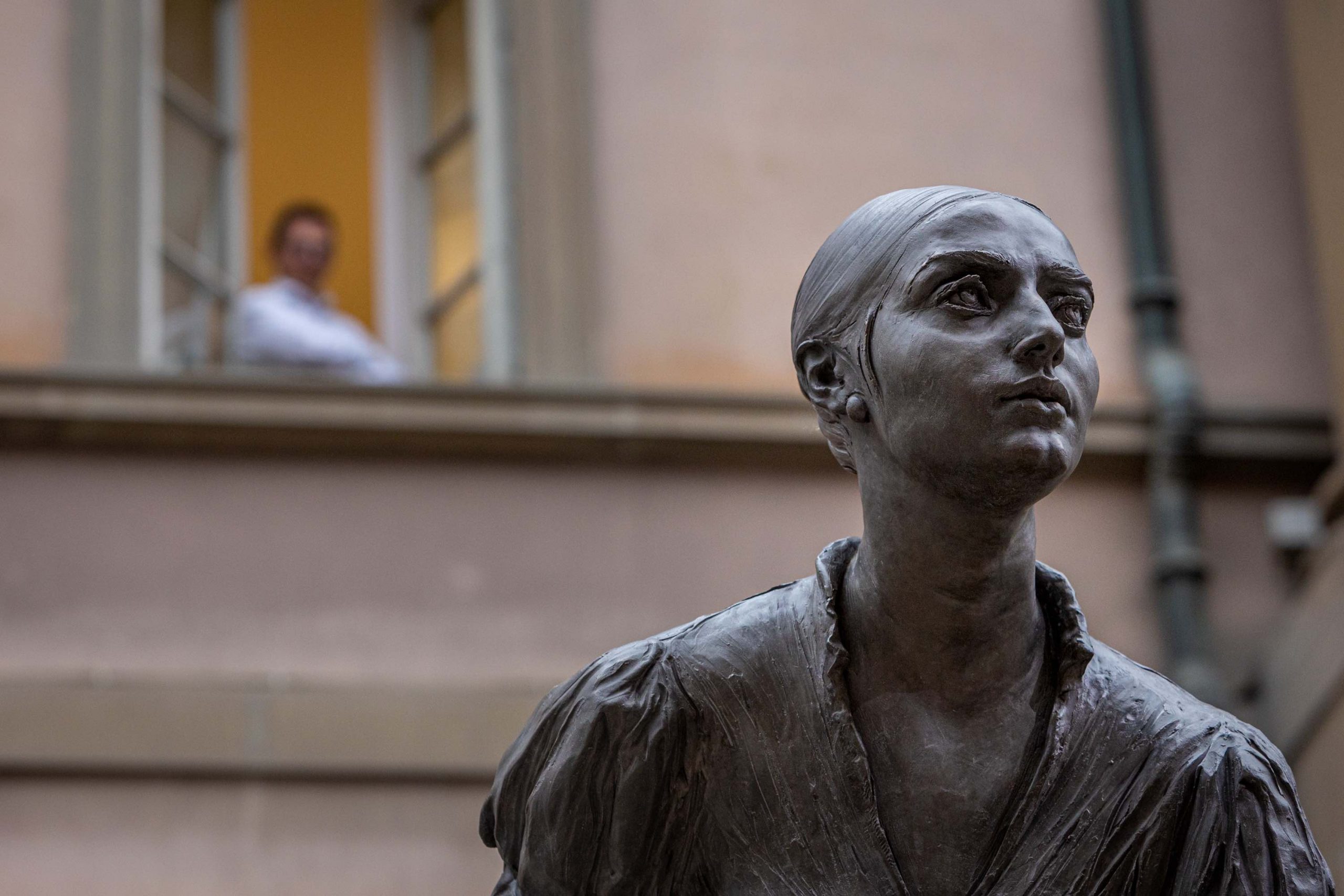 La prima statua di una donna a Milano: non è solo una statua