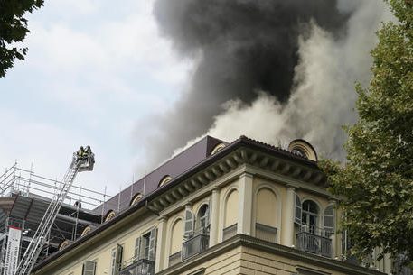 Incendio in centro a Torino, in fiamme le mansarde di un palazzo