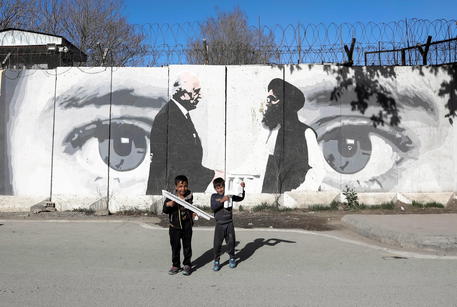 Afghanistan: i talebani hanno cancellato murale iconico a Kabul