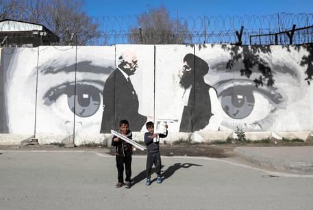 Afghanistan: i talebani hanno cancellato murale iconico a Kabul Afghanistan: i talebani hanno cancellato murale iconico a Kabul
