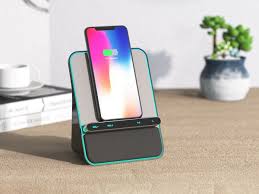 Lo speaker bluetooth che funziona anche come caricatore wirless per lo smartphone Lo speaker bluetooth che funziona anche come caricatore wirless per lo smartphone