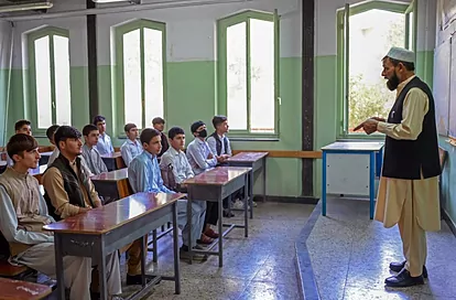 Las niñas, vetadas en el regreso a la escuela secundaria en el Afganistán de los talibán