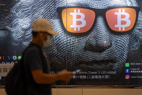 Bitcoin vola a nuovo record, schizza a 66.000 dollari