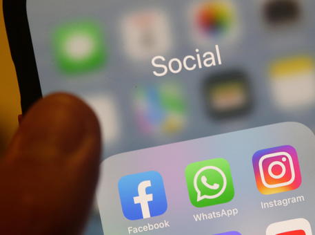 Da ansia a problemi privacy, 50 effetti negativi dei social Da ansia a problemi privacy, 50 effetti negativi dei social