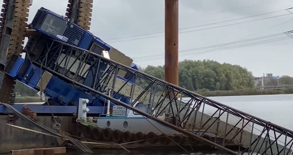 Almere: gru cade in acqua, nessun ferito ma rischio inquinamento Almere: gru cade in acqua, nessun ferito ma rischio inquinamento
