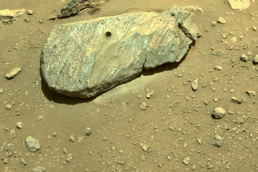 Rover de la Nasa en Marte levanta una roca y descubre “algo que nadie ha visto nunca”