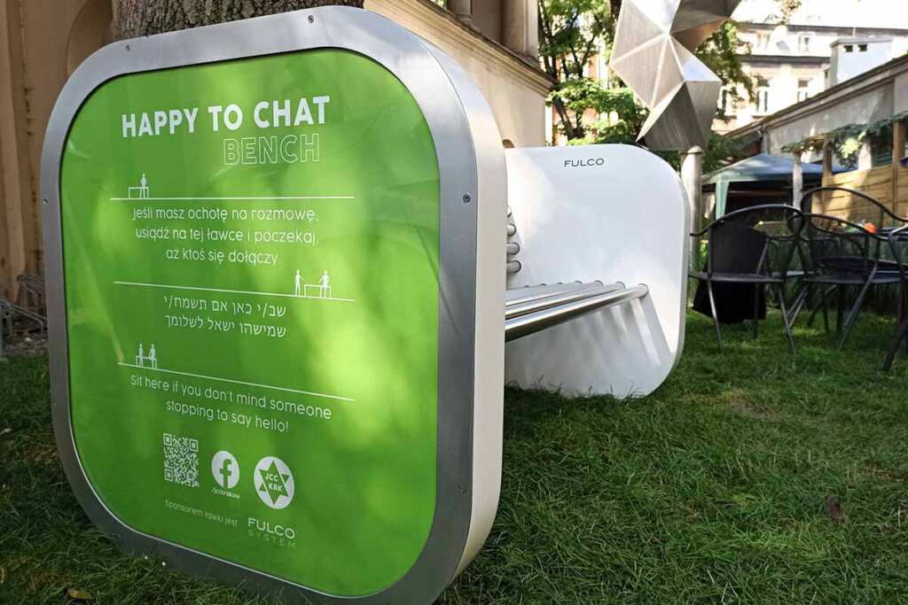 Contro la solitudine nascono in Polonia le panchine “happy to chat”, per fare due chiacchiere con persone sconosciute