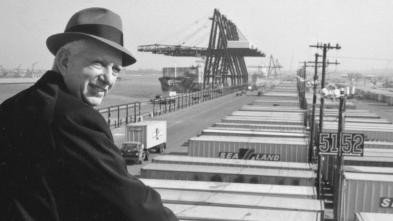 Malcolm McLean, el visionario que inventó los contenedores para barcos (e hizo explotar el comercio y la globalización)