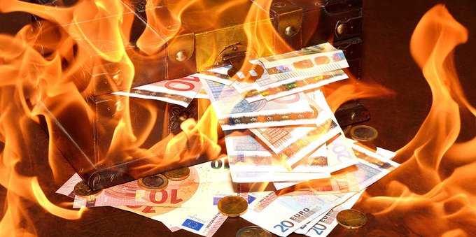 Token burning: cos’è e quali effetti ha sulle crypto? Token burning: cos’è e quali effetti ha sulle crypto?