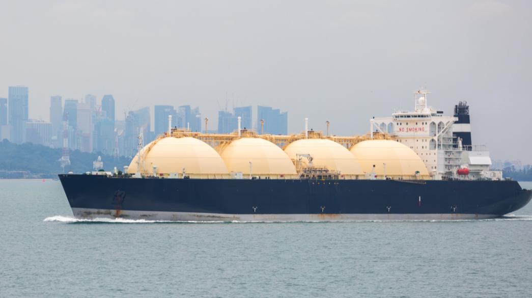 «Γκρεμίστηκαν» 45% οι τιμές του αερίου, έρχονται φορτία αμερικανικού LNG