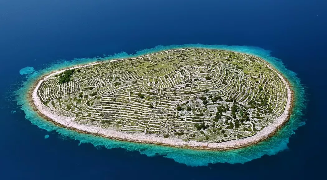 L’isola che sembra un’ impronta digitale è più vicina di quanto si possa immaginare, ma nessuno può sbarcarci
