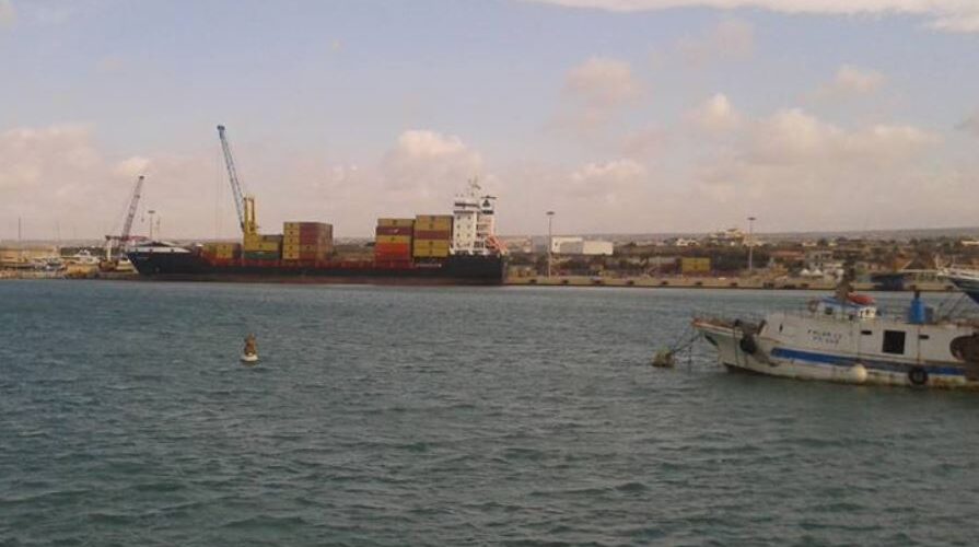 Pozzallo, crolla una torre faro: sospesa l’attività in porto Pozzallo, crolla una torre faro: sospesa l’attività in porto